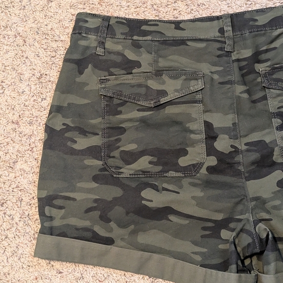 Time & Tru Camo Shorts with Roll-up Hem SZ 20 - Picture 7 of 9